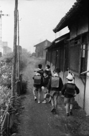 0002_0015　斑鳩小学校へ通学する児童