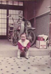 0057_0004　自宅の玄関の中で