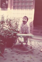 0057_0011　中庭で