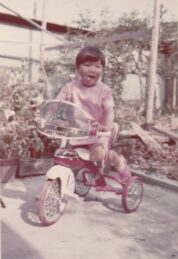 0057_0014　三輪車に乗って