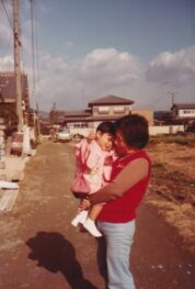 0059_0002　自宅前の道で